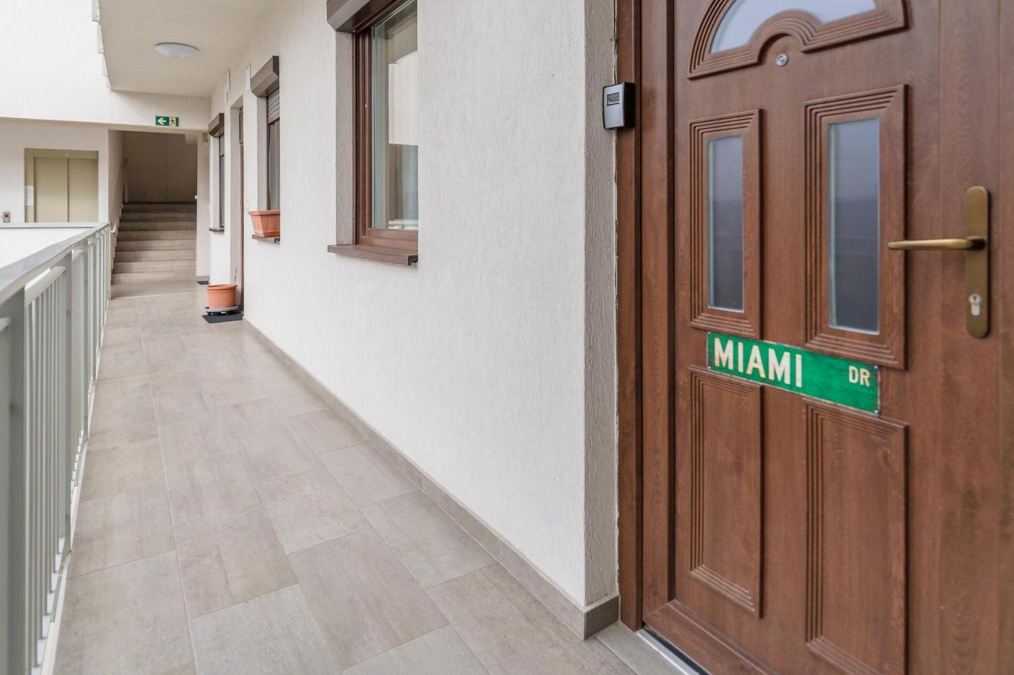 Miami Vice Apartment With Balcony Boedapest Buitenkant foto